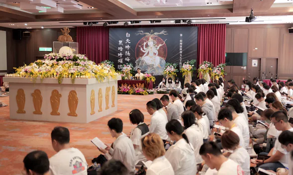 往屆法會中，大眾面向壇城共同參與活動的紀錄照片